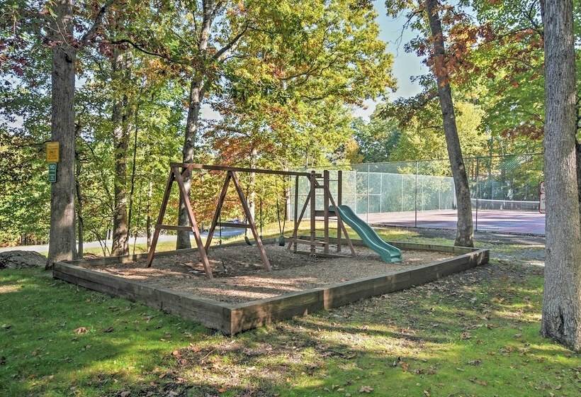 Hot Tub & Pool Access: Year Round Pocono Retreat!