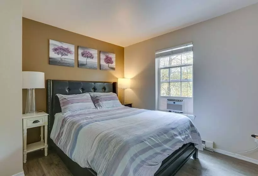 Hot Tub & Pool Access: Year Round Pocono Retreat!