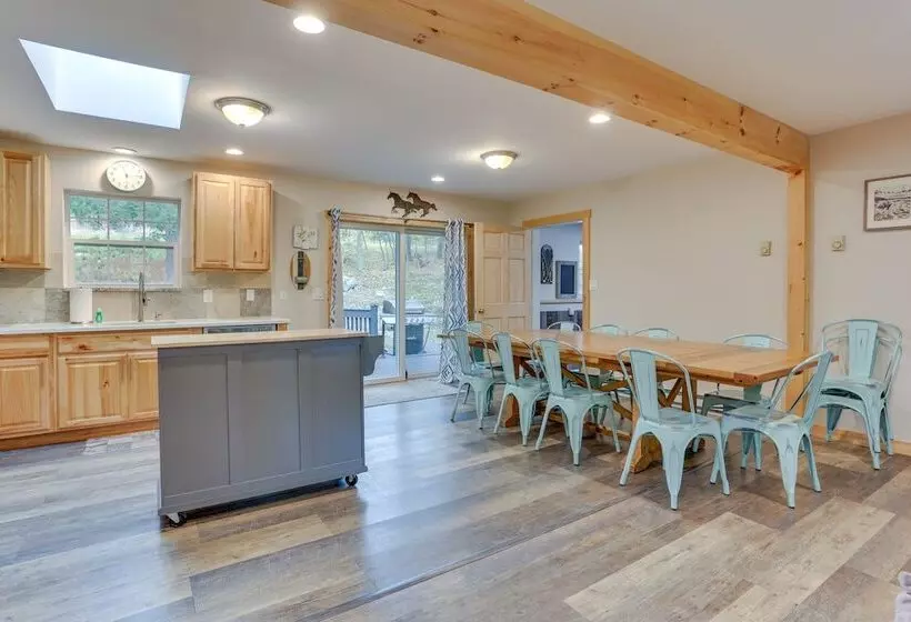 Hot Tub & Pool Access: Year Round Pocono Retreat!