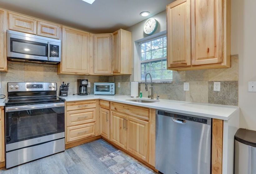 Hot Tub & Pool Access: Year Round Pocono Retreat!