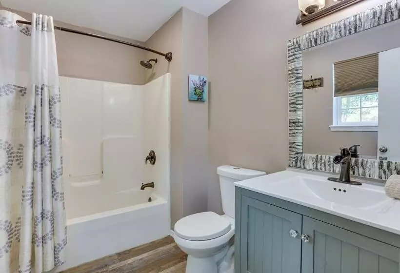 Hot Tub & Pool Access: Year Round Pocono Retreat!
