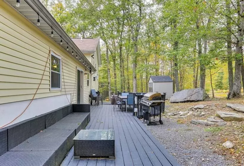 Hot Tub & Pool Access: Year Round Pocono Retreat!