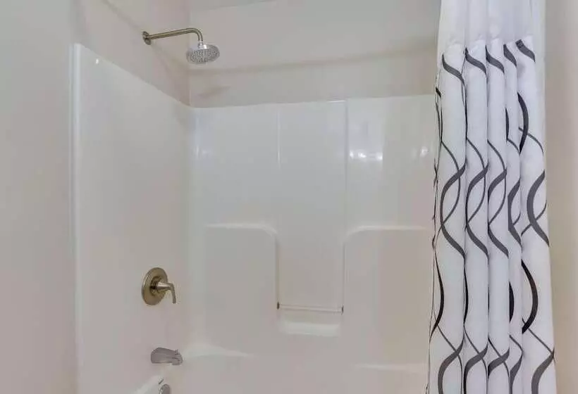 Hot Tub & Pool Access: Year Round Pocono Retreat!