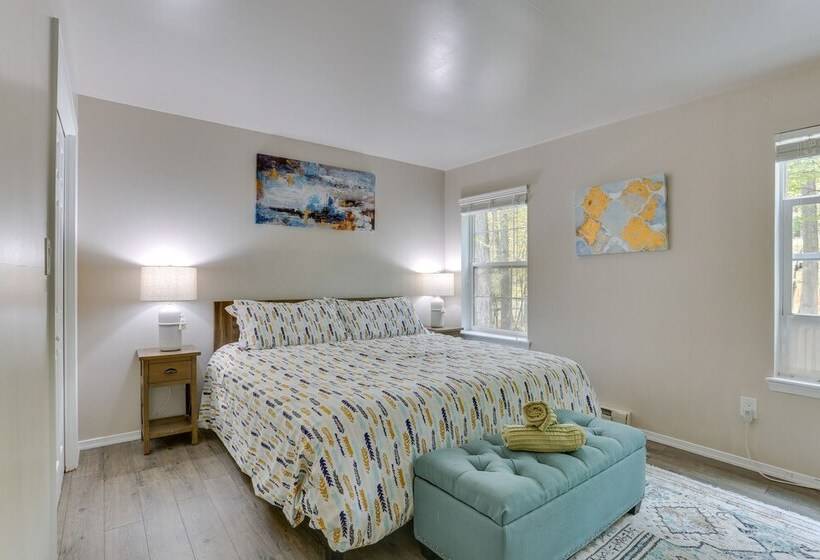 Hot Tub & Pool Access: Year Round Pocono Retreat!