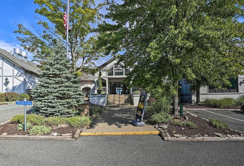 Hot Tub & Pool Access: Year Round Pocono Retreat!