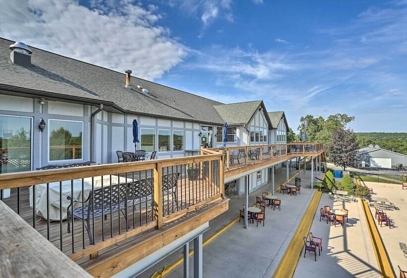 Hot Tub & Pool Access: Year Round Pocono Retreat!