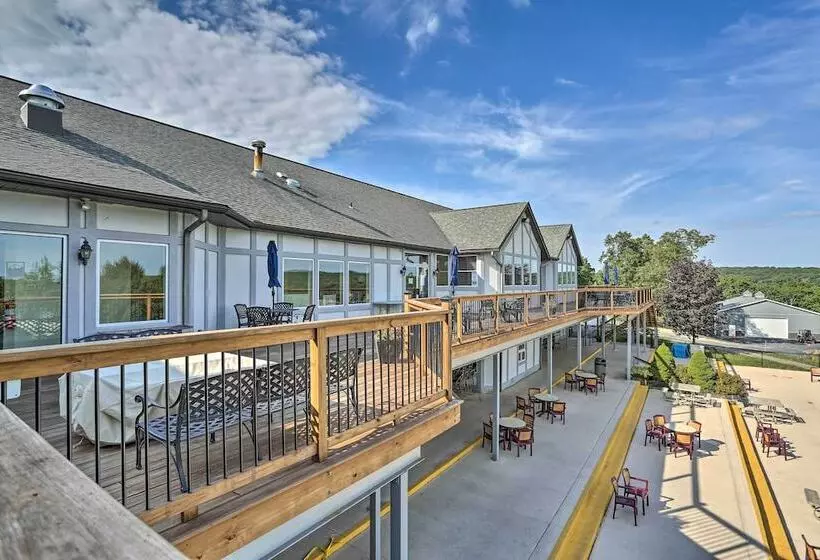 Hot Tub & Pool Access: Year Round Pocono Retreat!