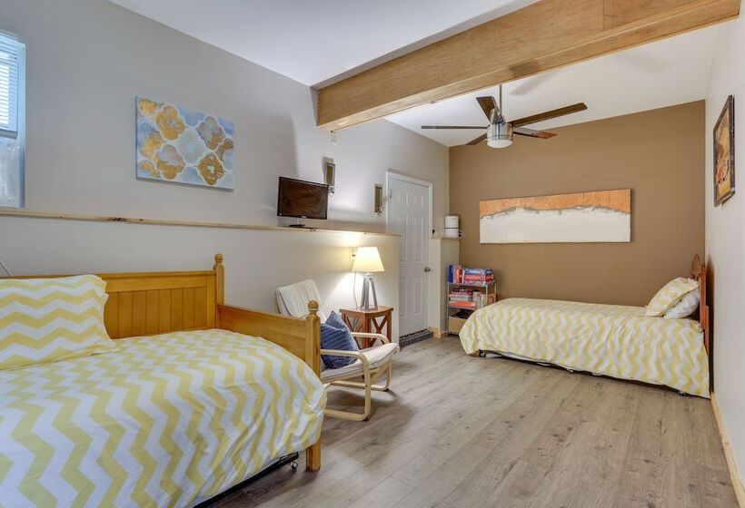 Hot Tub & Pool Access: Year Round Pocono Retreat!