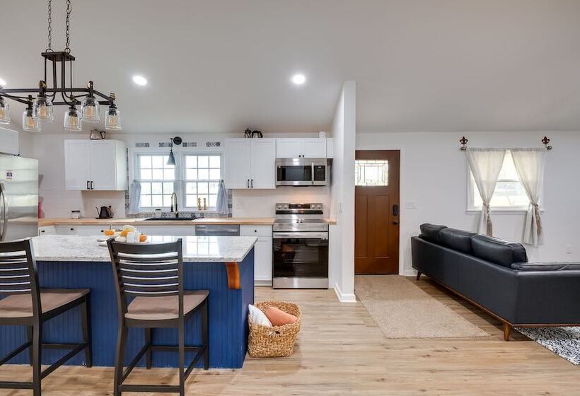 Charming Country Cottage In Goodspring!