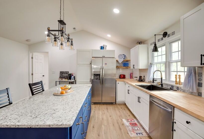 Charming Country Cottage In Goodspring!