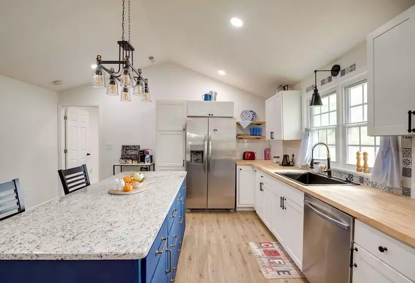 Charming Country Cottage In Goodspring!