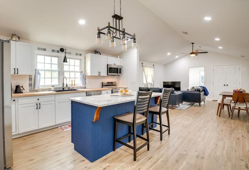 Charming Country Cottage In Goodspring!