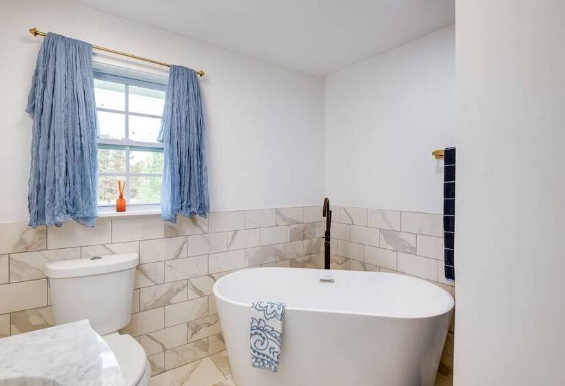 Charming Country Cottage In Goodspring!