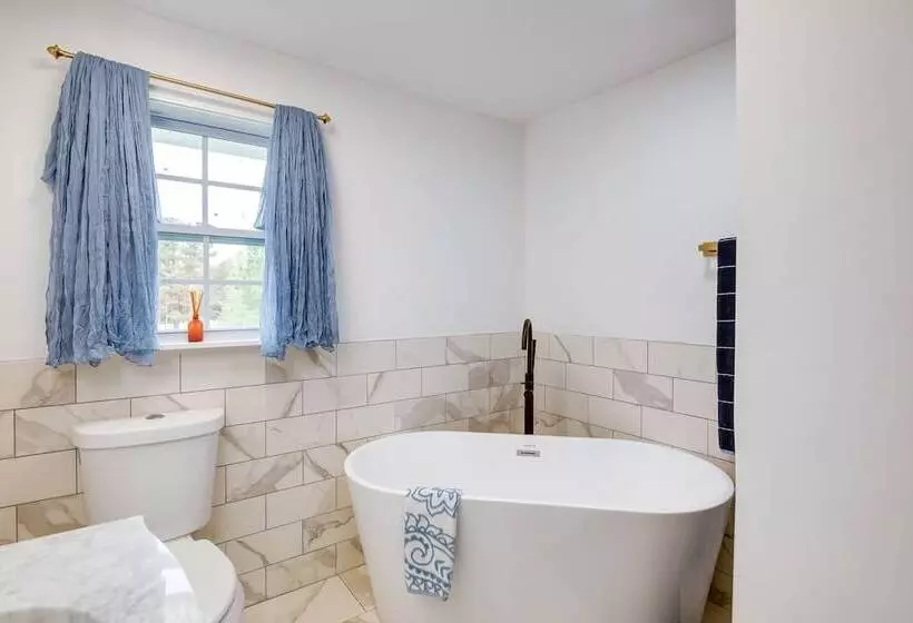Charming Country Cottage In Goodspring!