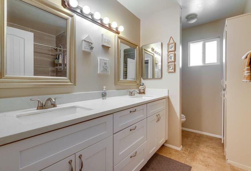 Charming Tempe Home W/ Pool & Putting Green!