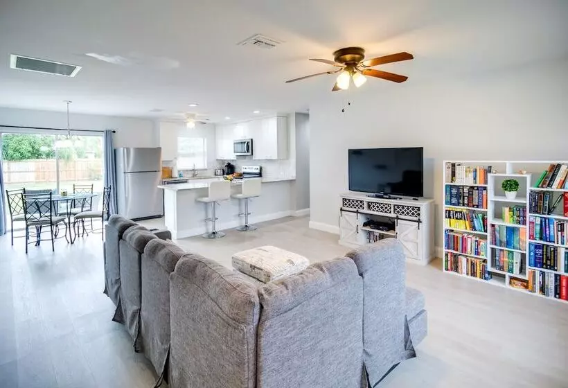 Fort Myers Vacation Home W/ Patio ~ 14 Mi To Beach