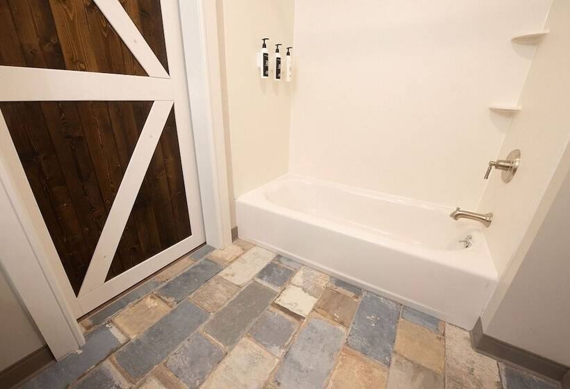 Отель The Y On Broadway