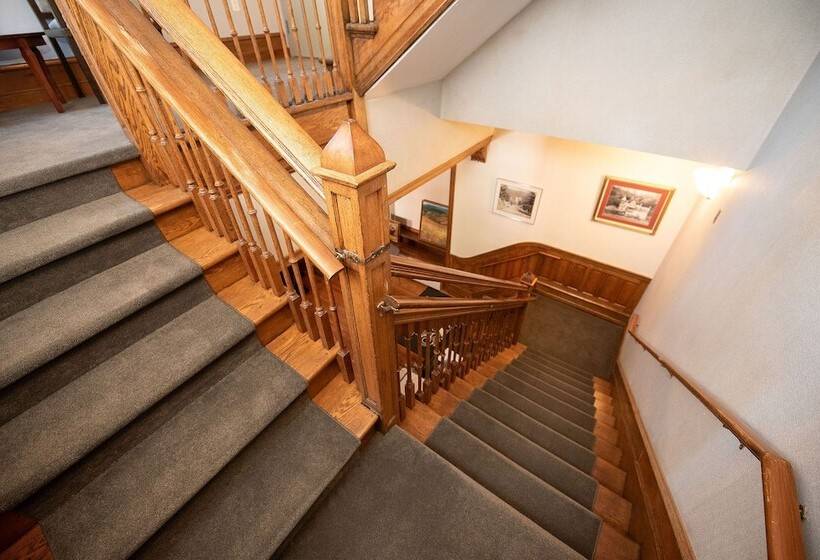 Отель The Y On Broadway