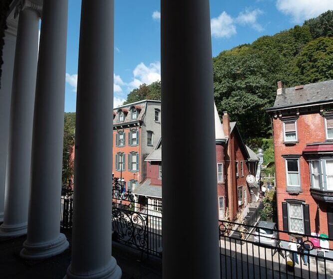 Отель The Y On Broadway