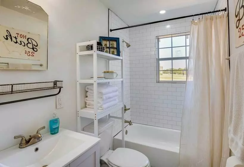 Countryside Cottage W/ Fenced Yard In Decatur!