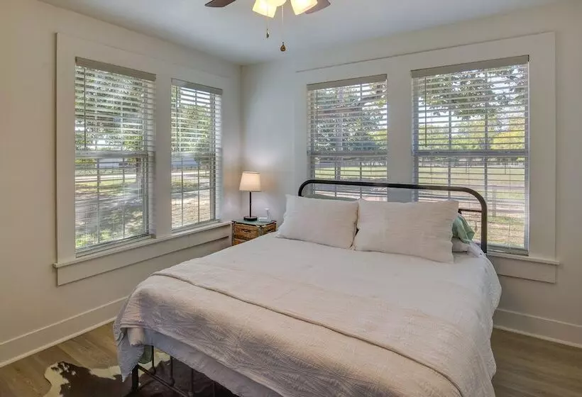 Countryside Cottage W/ Fenced Yard In Decatur!