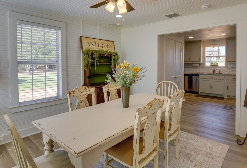 Countryside Cottage W/ Fenced Yard In Decatur!