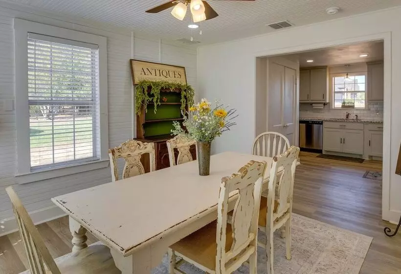 Countryside Cottage W/ Fenced Yard In Decatur!