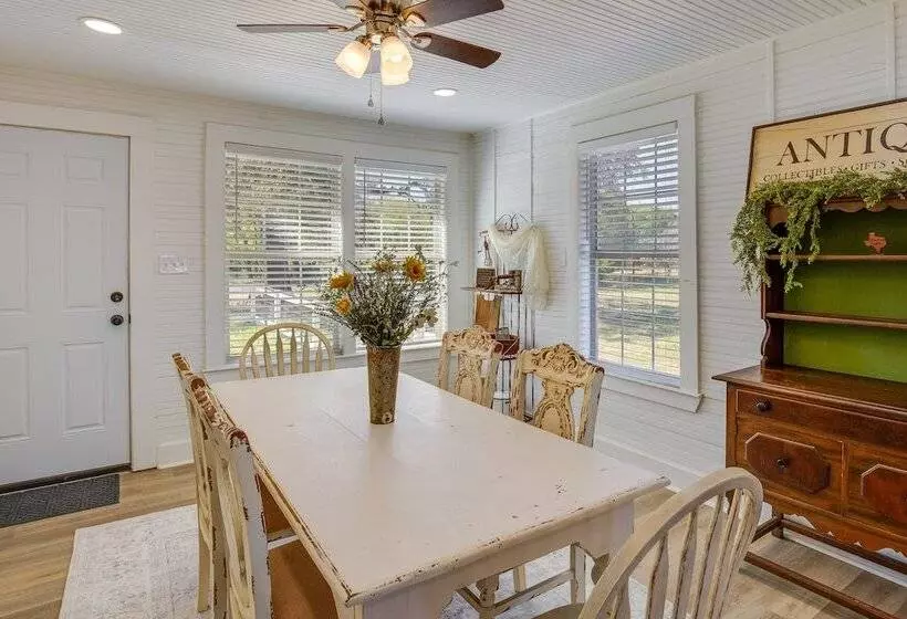 Countryside Cottage W/ Fenced Yard In Decatur!