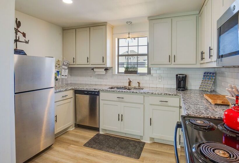 Countryside Cottage W/ Fenced Yard In Decatur!