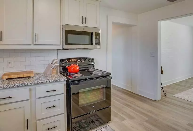 Countryside Cottage W/ Fenced Yard In Decatur!