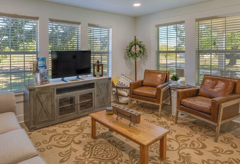 Countryside Cottage W/ Fenced Yard In Decatur!