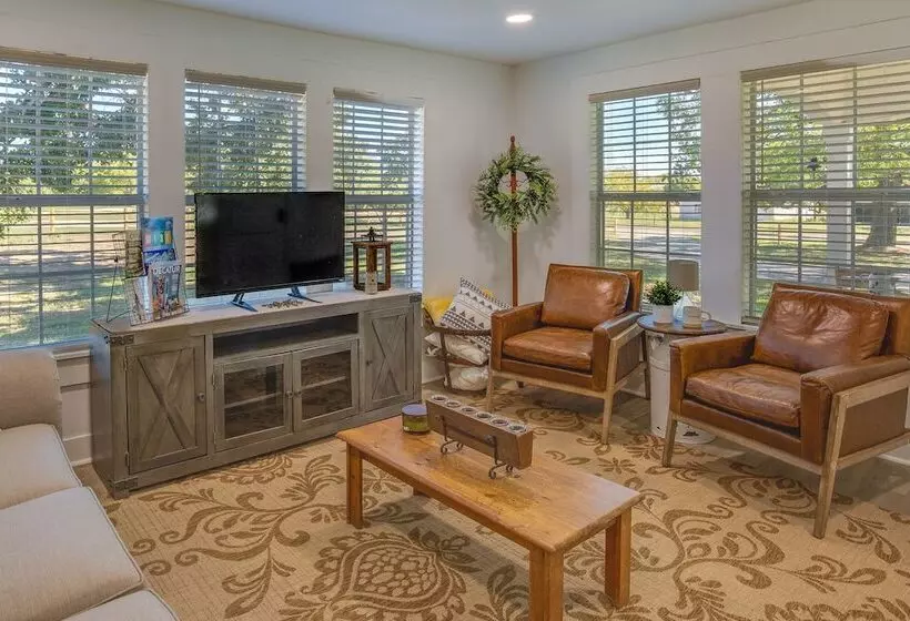 Countryside Cottage W/ Fenced Yard In Decatur!
