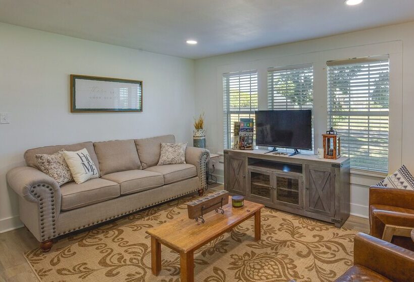 Countryside Cottage W/ Fenced Yard In Decatur!