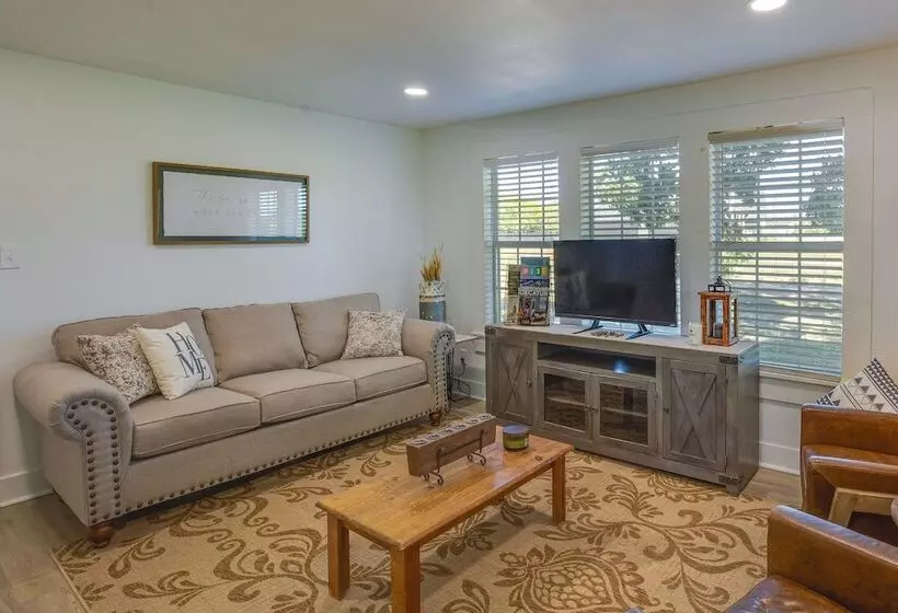 Countryside Cottage W/ Fenced Yard In Decatur!