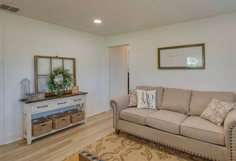 Countryside Cottage W/ Fenced Yard In Decatur!