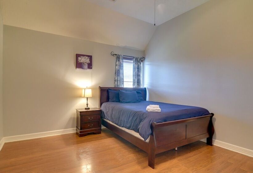 Elegant Houston Home W/ Gazebo & Game Room!