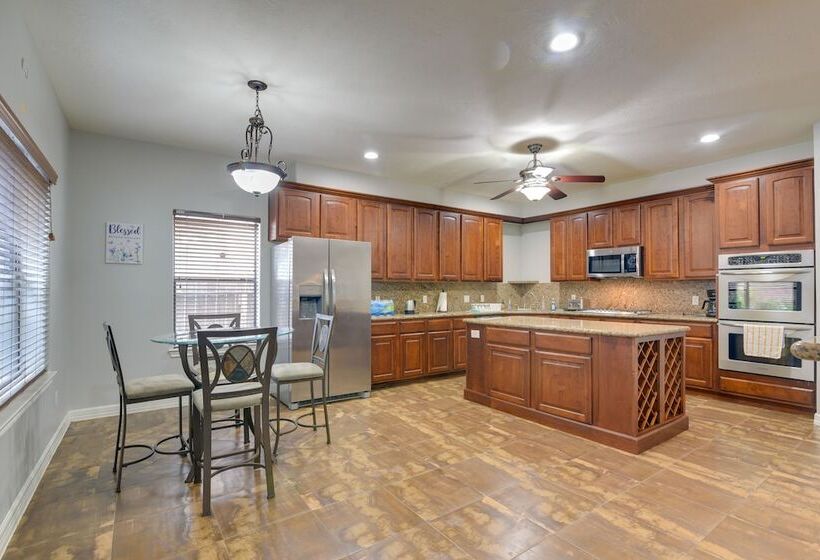 Elegant Houston Home W/ Gazebo & Game Room!