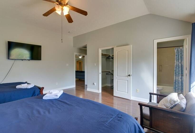 Elegant Houston Home W/ Gazebo & Game Room!