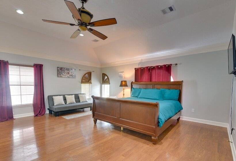 Elegant Houston Home W/ Gazebo & Game Room!