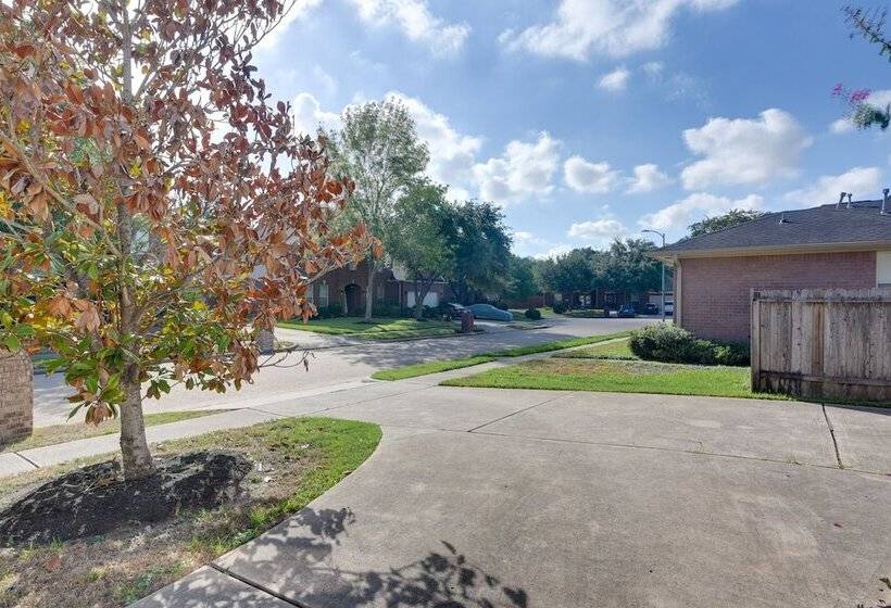 Elegant Houston Home W/ Gazebo & Game Room!