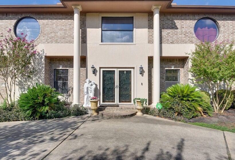 Elegant Houston Home W/ Gazebo & Game Room!