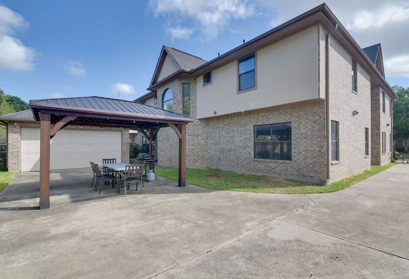 Elegant Houston Home W/ Gazebo & Game Room!