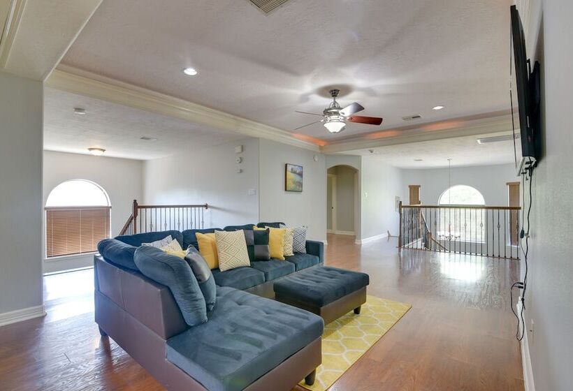 Elegant Houston Home W/ Gazebo & Game Room!