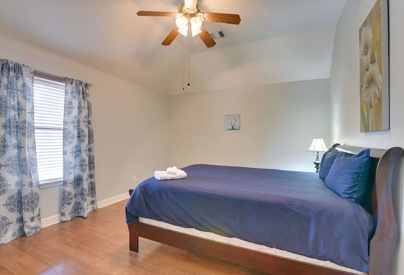 Elegant Houston Home W/ Gazebo & Game Room!