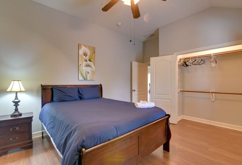 Elegant Houston Home W/ Gazebo & Game Room!