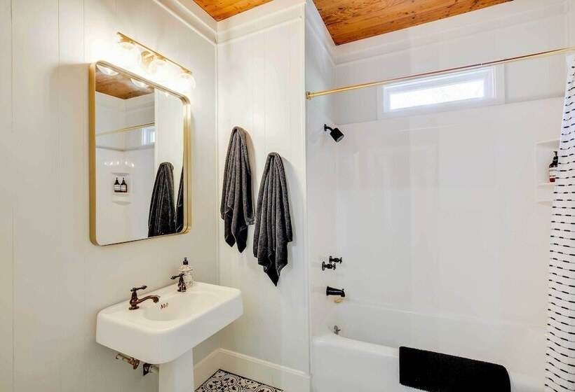 Walk To Dtwn: Tyler Tudor W/ Backyard