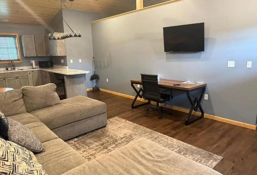 Motelli Riverside Suites