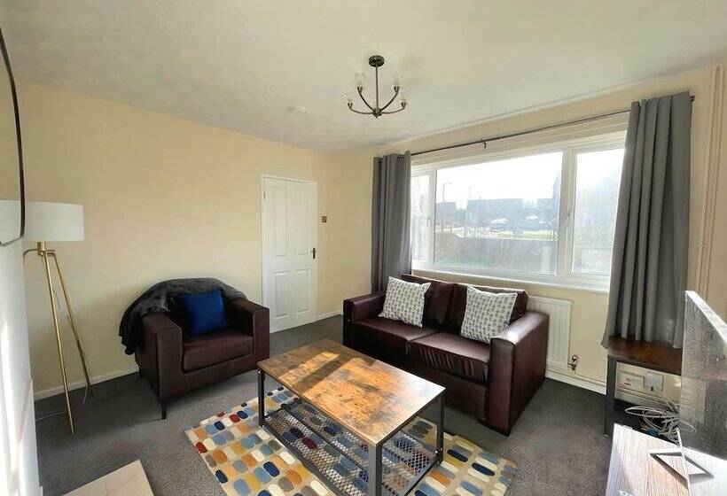 بنسيون 6 Person Spacious Home With Garden