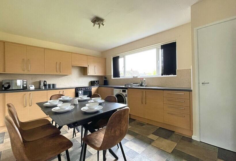 بنسيون 6 Person Spacious Home With Garden