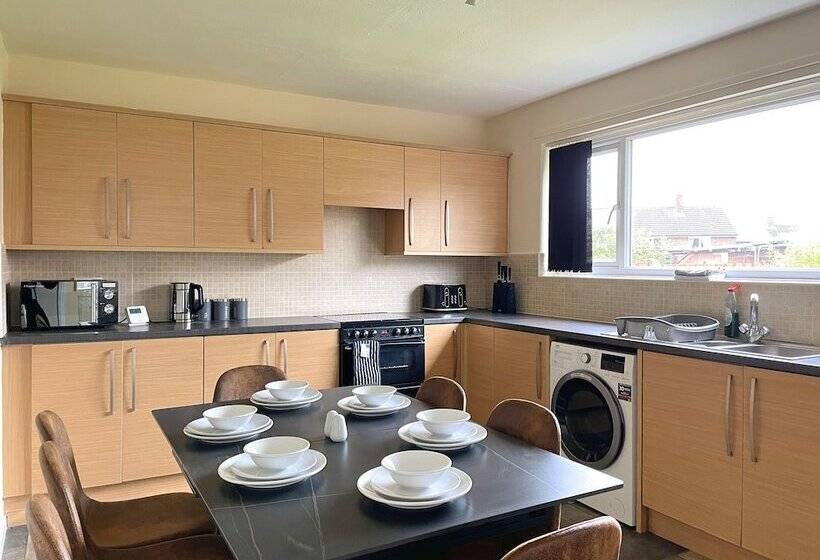 بنسيون 6 Person Spacious Home With Garden